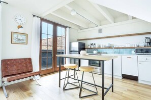 Loft, 1 Bedroom | Private kitchen | Fridge, microwave, oven, stovetop - The Windrose (Savannah)