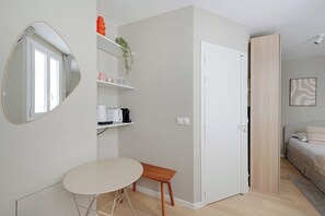 House | Laptop workspace, iron/ironing board, bed sheets - Cosy Studio 2P - Paris 01/musee du Louvre (Paris)