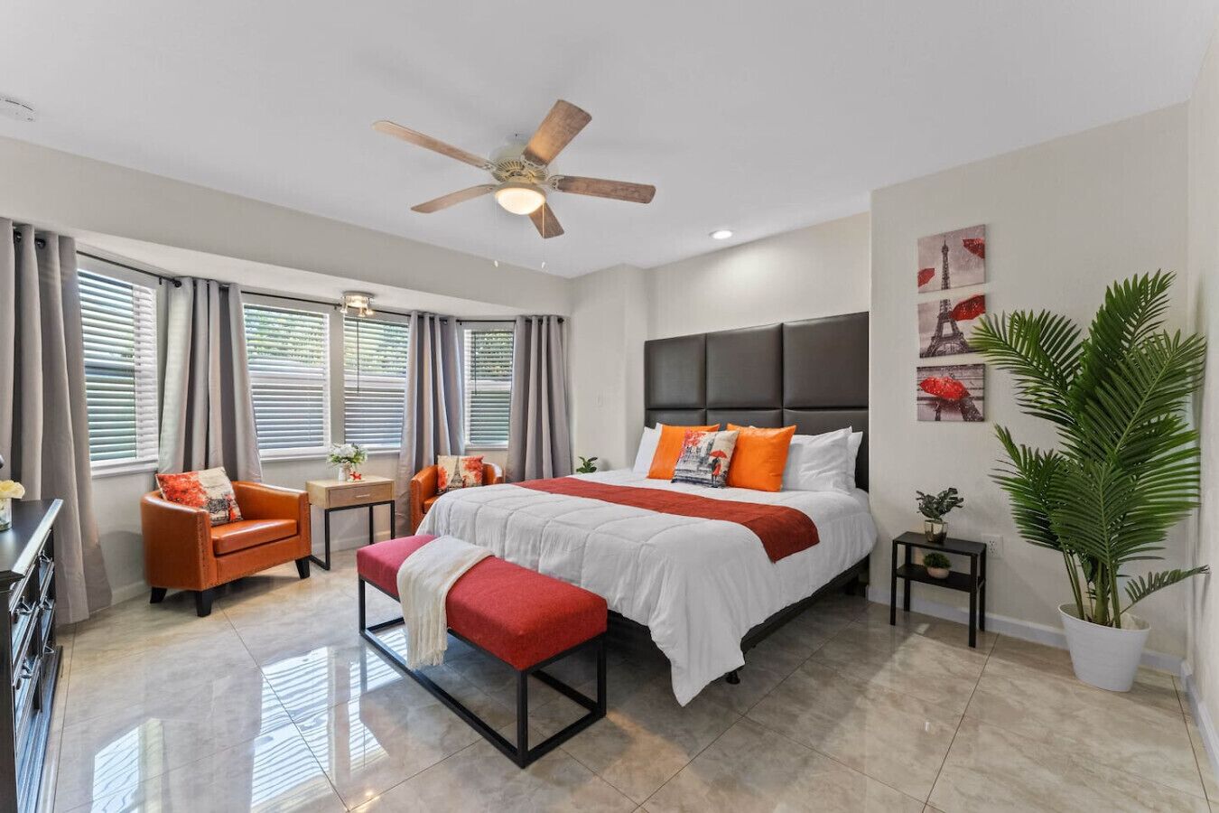 5 chambres, bureau, fer et planche à repasser, lit de bébé portatif