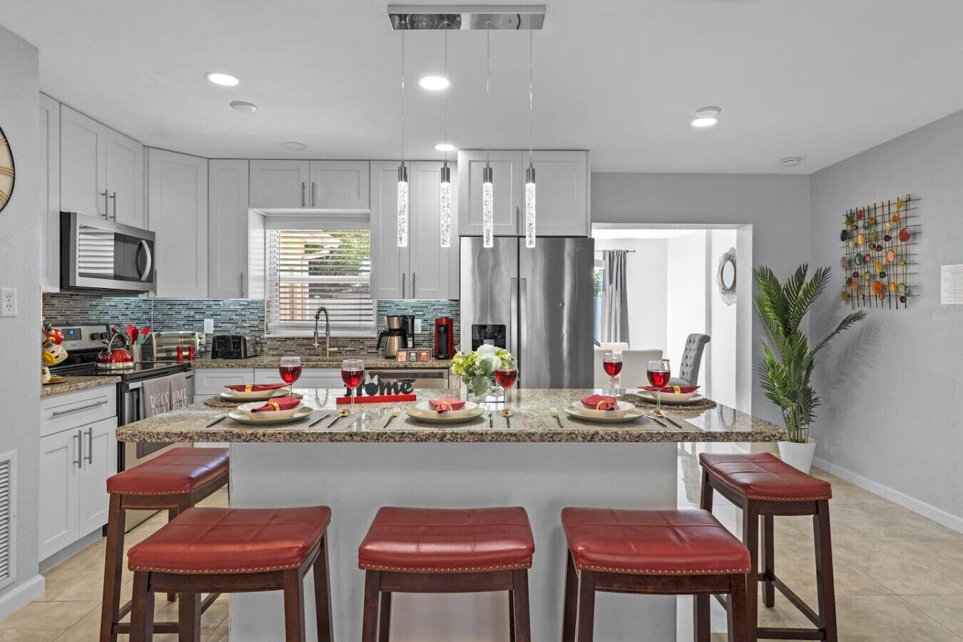 Réfrigérateur, four à micro-ondes, un four, surface de cuisson