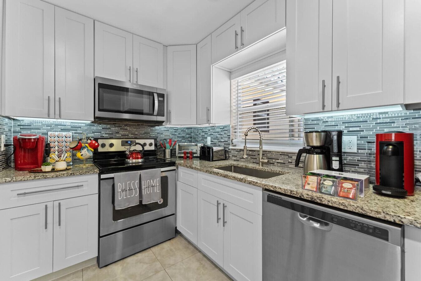 Kjøleskap, mikrobølgeovn, ovn og kokeplater