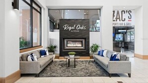 Eine moderne Lobby mit Kamin, zwei Sofas und einem kleinen Tisch.