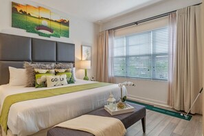 2 habitaciones, escritorio y tabla de planchar con plancha 