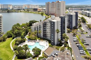 Un hôtel de grande hauteur doté d’une piscine et d’un parking.