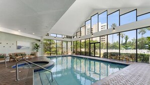 Una piscina interna con vista chiara sugli edifici e sul verde circostante.