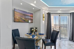 Dining - 2608 Luxury Lakeview • Universal & Epic Universe (Orlando)