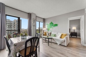 Living area - #1706 Lakeview 2/2 Condo I-Drive Universal/Disney (Orlando)