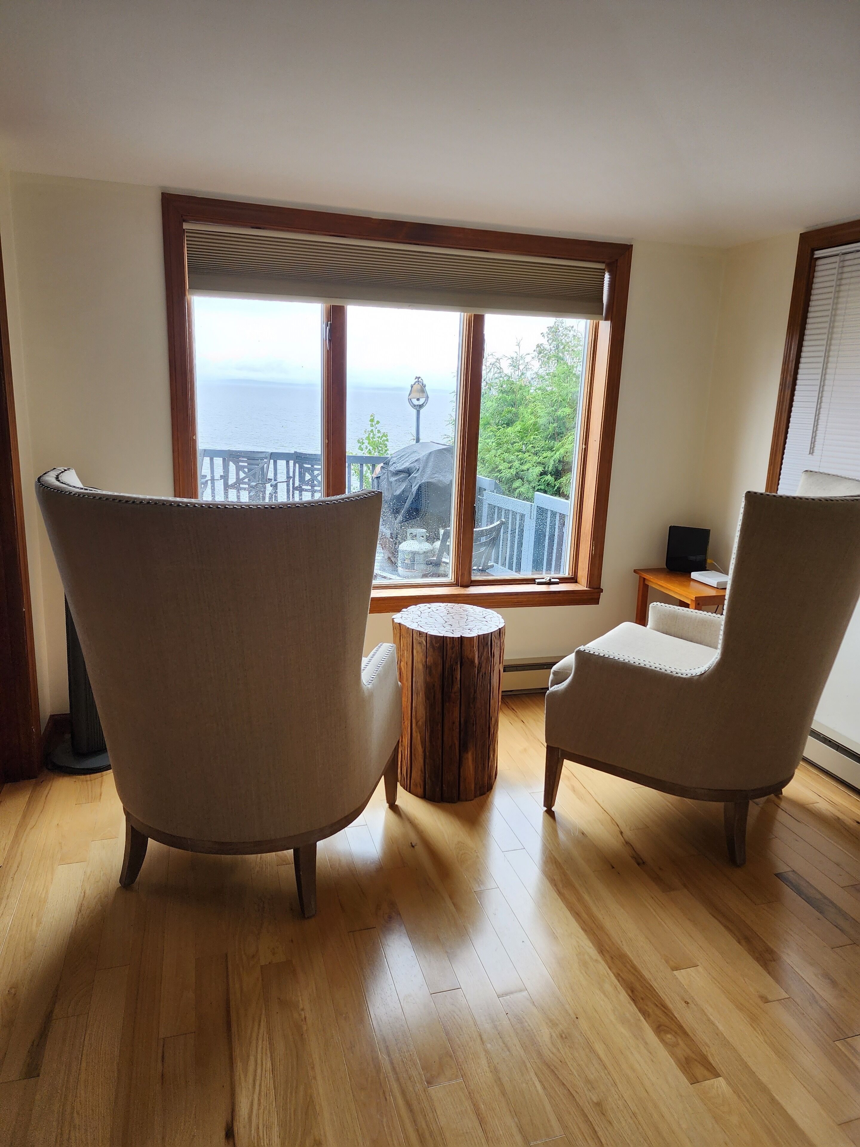 Een televisie en een open haard