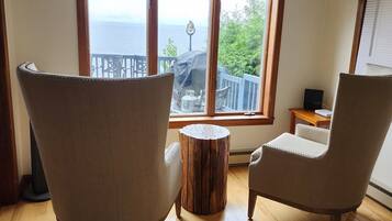 Een televisie en een open haard