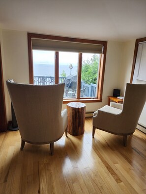 Een televisie en een open haard