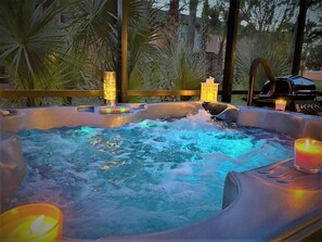 Outdoor spa tub - 2772 Disney 4BD Resort Home + Private Spa (Kissimmee)