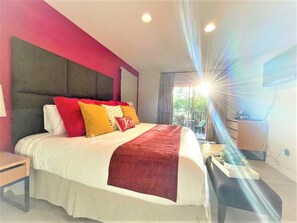 4 bedrooms, desk, iron/ironing board, travel cot - 2772 Disney 4BD Resort Home + Private Spa (Kissimmee)