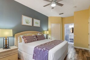 4 bedrooms, desk, iron/ironing board, travel cot - #940 Resort prestige 4BD/3.5BA w/2 Masters Disney (Kissimmee)