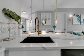 Interior - 1902 Luxury 2BD/2BA Lakefront• I-Drive+Universal (Orlando)
