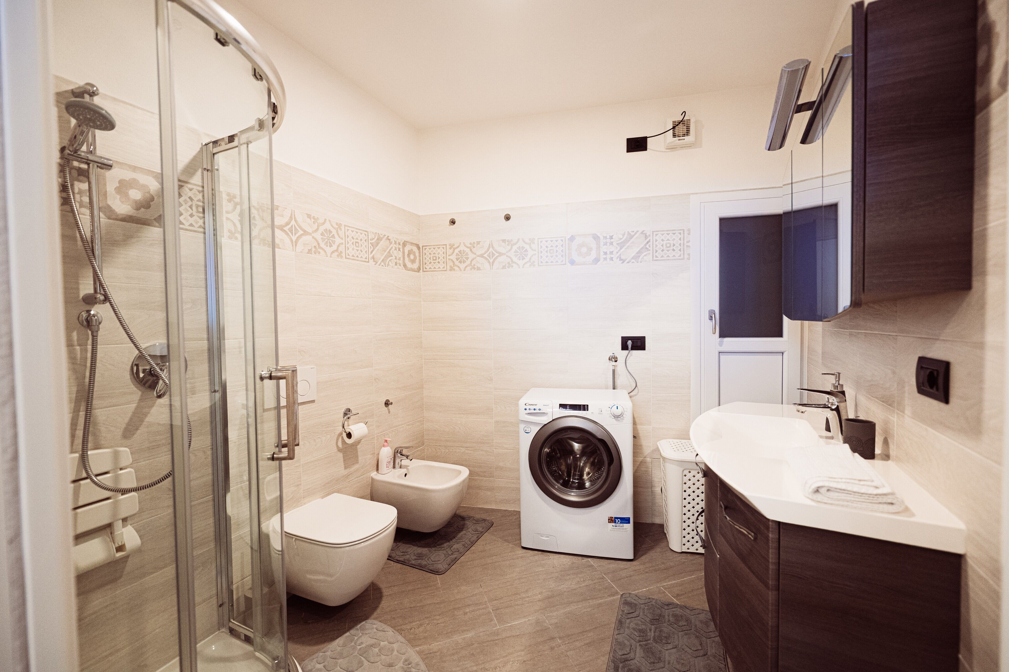 Dusche, Haartrockner, Bidet, Handtücher