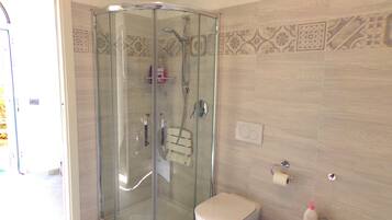 Shower, hair dryer, bidet, towels