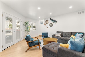Lobby - 4 Bedrooms Beach Vibes Retreat in Downtown Huntington Beach (Huntington Beach)