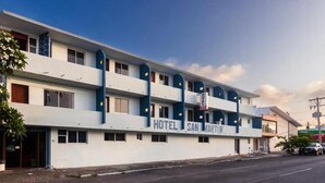 Un immeuble à plusieurs étages sur lequel on peut lire l’inscription « HÔTEL SAN MARTIN ».