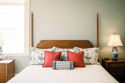 The Professor's Suite: Classic Historic Stay with a King Bed