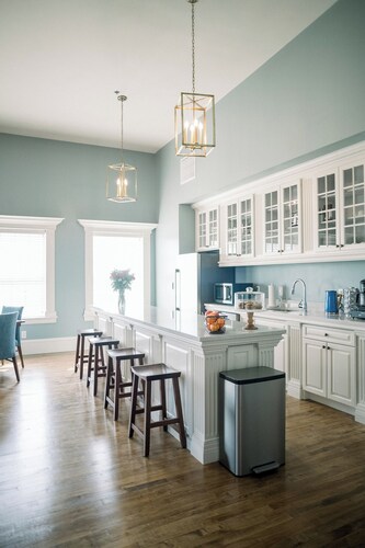 The Professor's Suite: Classic Historic Stay with a King Bed