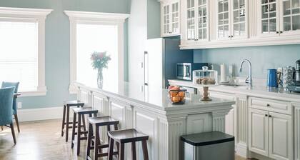 The Professor's Suite: Classic Historic Stay with a King Bed