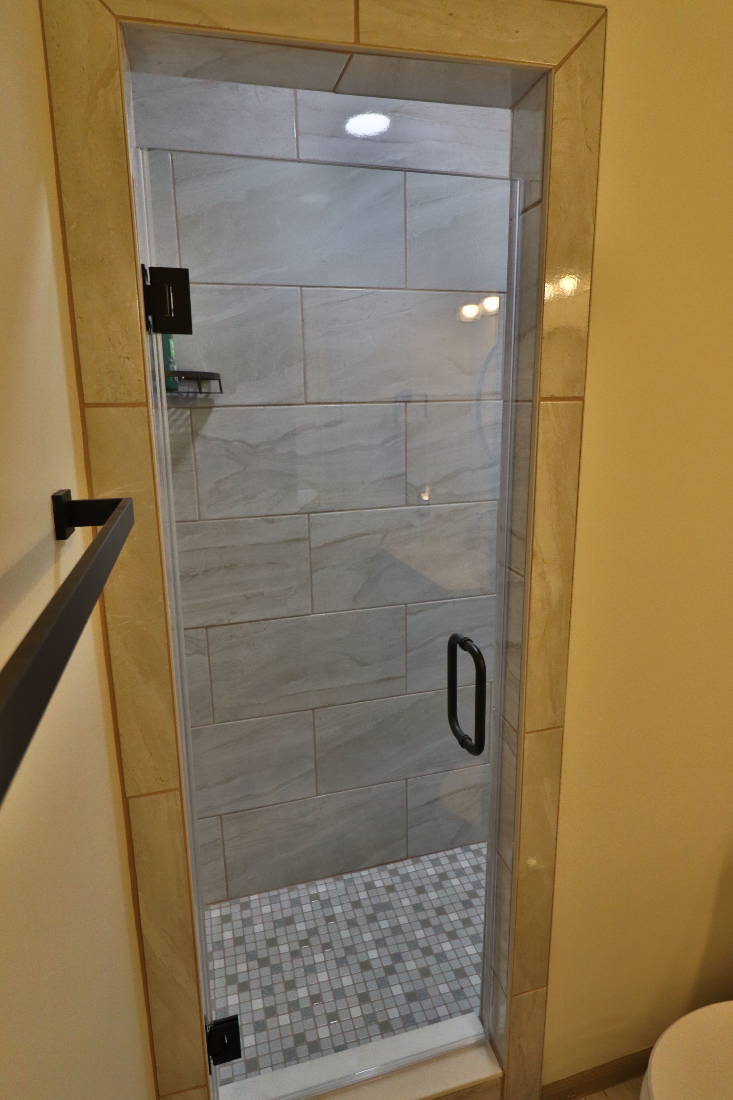 Dusj, hårføner, håndklær og såpe