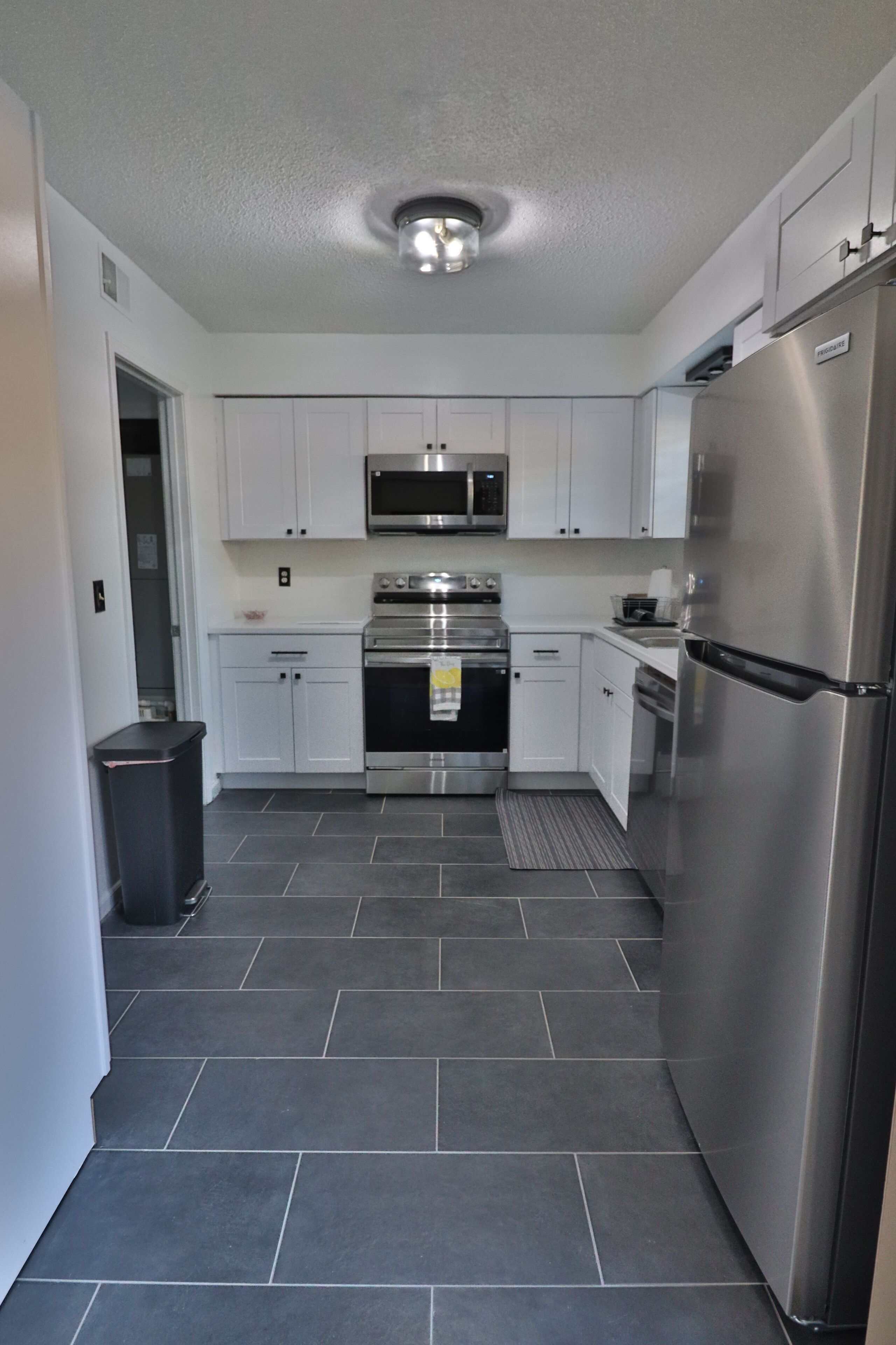 Mikrobølgeovn, ovn, kokeplater og oppvaskmaskin