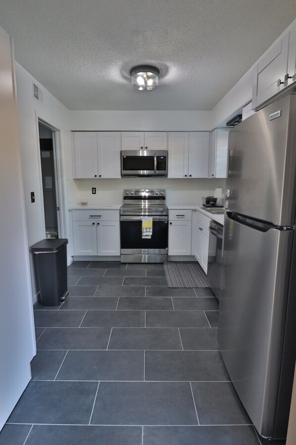 Mikrobølgeovn, ovn, kokeplater og oppvaskmaskin