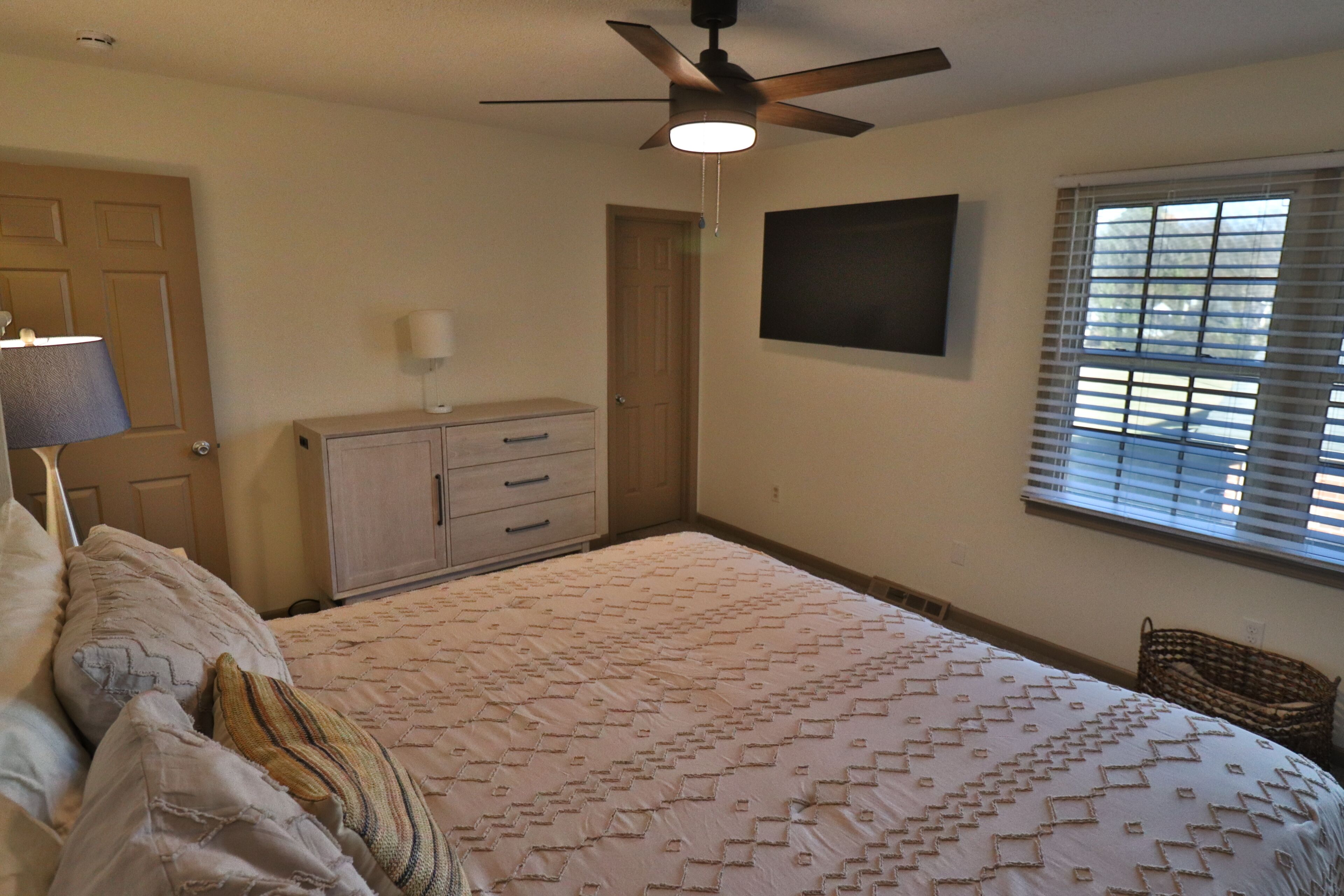 Iron/ironing board, WiFi, bed sheets