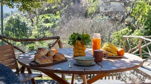 Outdoor dining - Stonewood Valley House by LovelyStay (Curral das Freiras)