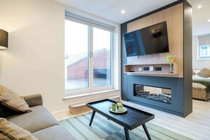 TV - Leeds City-Centre 1-Bed with Private Roof Terrace (Leeds)