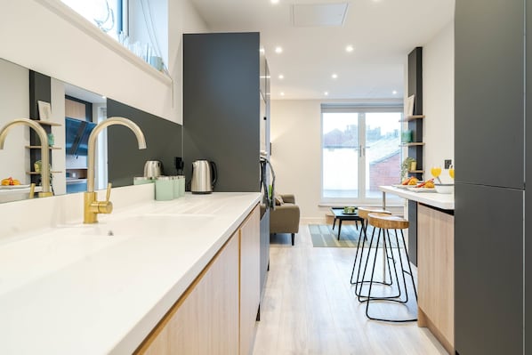 Fridge, microwave, stovetop, dishwasher - Leeds City-Centre 1-Bed with Private Roof Terrace (Leeds)