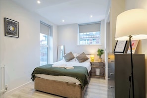 1 bedroom, iron/ironing board, WiFi, bed sheets - Leeds City-Centre 1-Bed with Private Roof Terrace (Leeds)