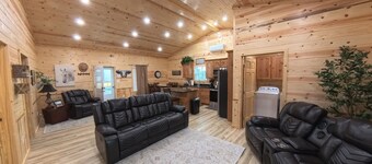 Lovely 2-bedroom pet friendly house in charming Calera--9 min. to Choctaw Casino