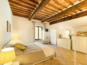 Apartamento Deluxe, 2 habitaciones, balcón, vistas a la ciudad | Tabla de planchar con plancha y wifi gratis