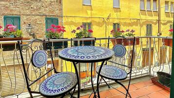 Departamento Deluxe, 2 habitaciones, balcón, vista a la ciudad | Restaurante al aire libre