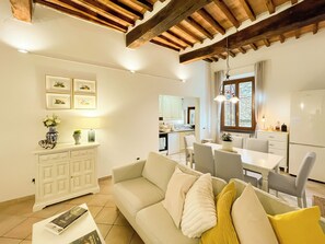 Apartamento Deluxe, 2 habitaciones, balcón, vistas a la ciudad | Zona de estar | Una televisión de pantalla plana