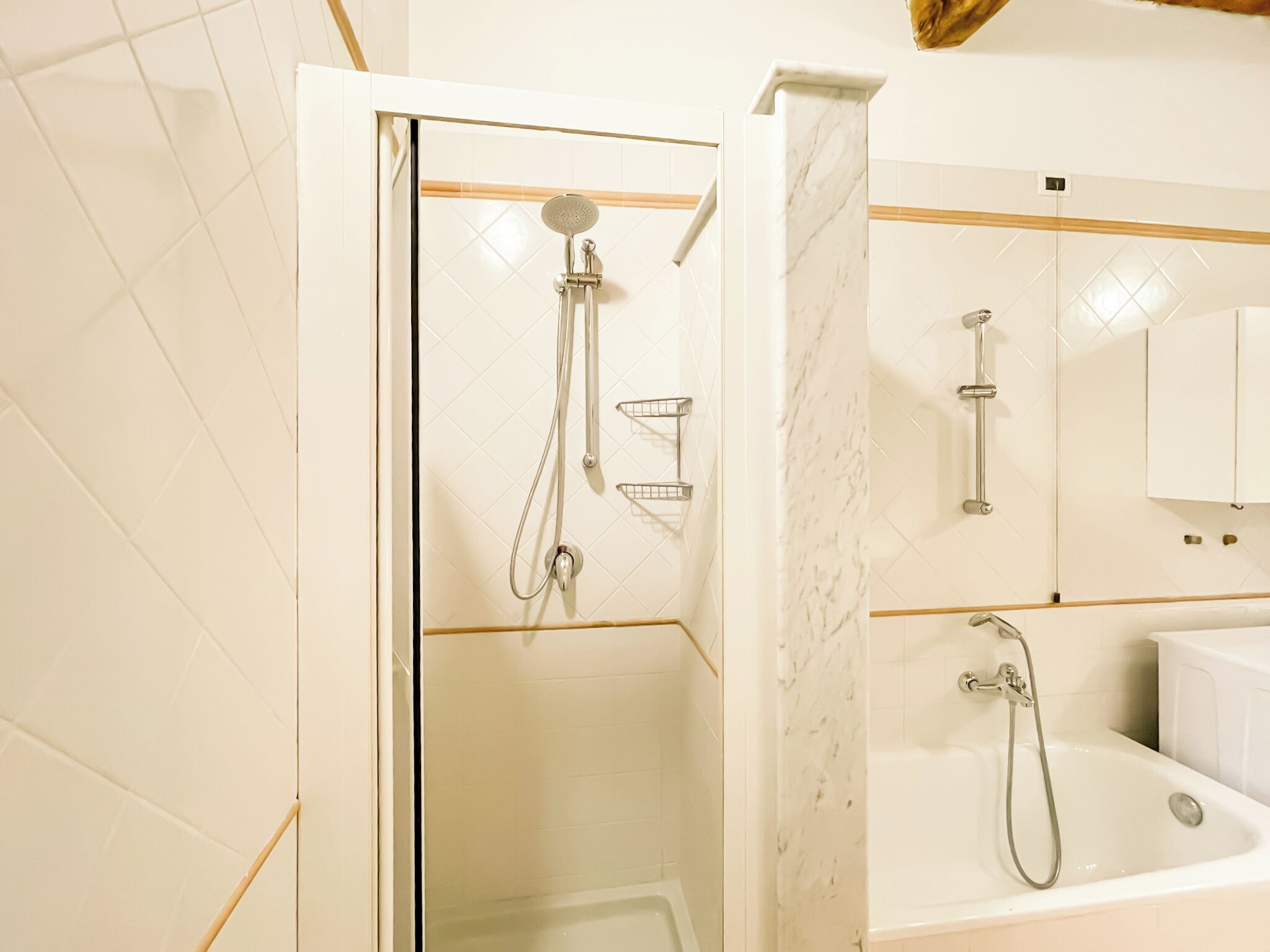 Een badkamer met een douche, een bad en een toilet.
