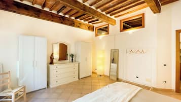 Deluxe-Apartment, 2 Schlafzimmer, Balkon, Stadtblick | Bügeleisen/Bügelbrett, kostenloses WLAN