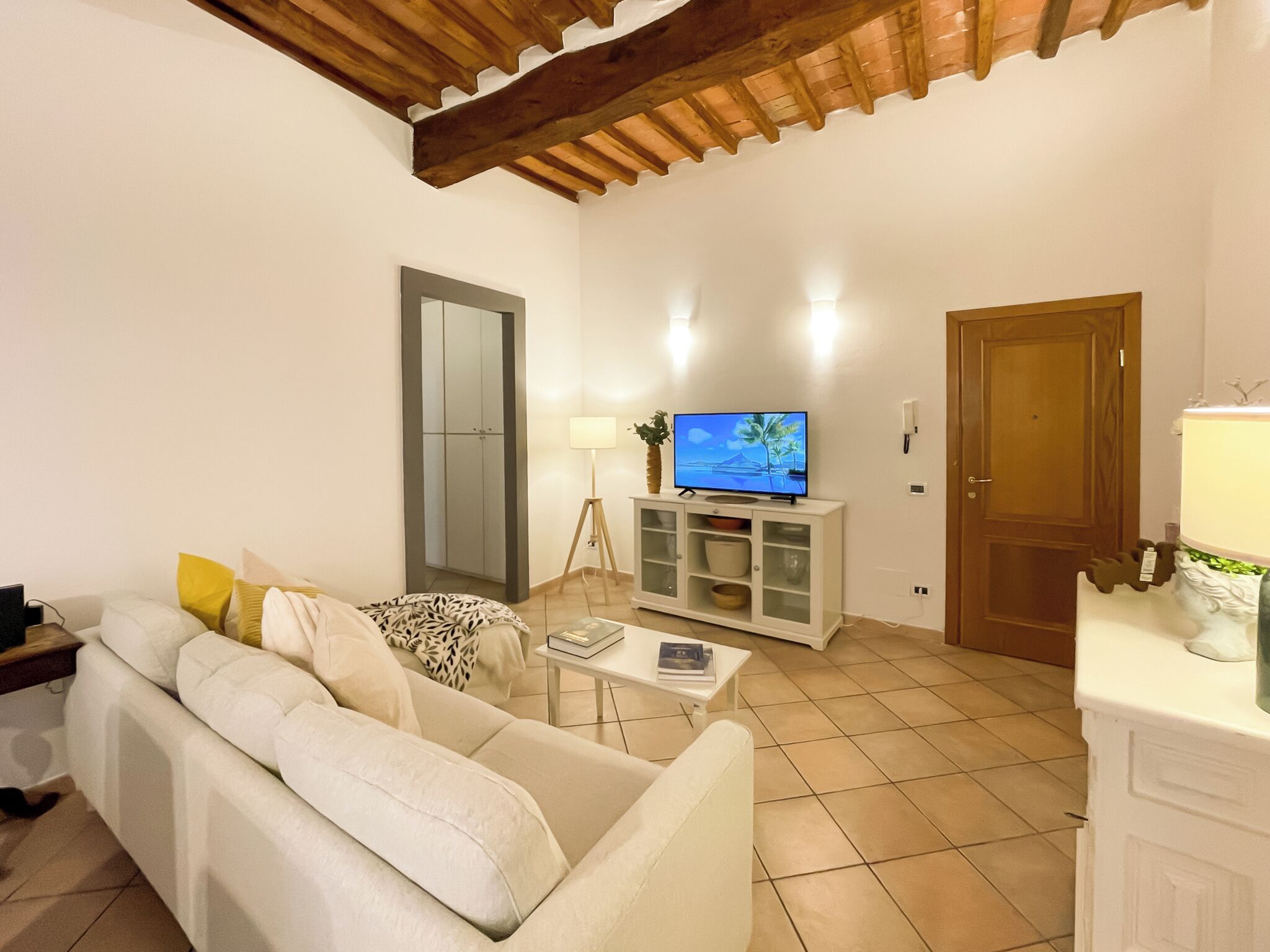 Deluxe Apartment, 2 Bedrooms, Balcony, City View | Living area