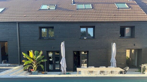 A modern two-story house with a swimming pool, large windows, and outdoor seating. - House on the Champagne Route - 1h10 from Paris (Crézancy)