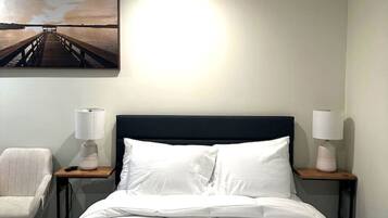 Escritorio, tabla de planchar con plancha, wifi gratis y ropa de cama