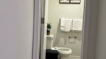 Hårføner, håndklær og toalettpapir