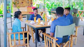 Standard-Zweibettzimmer | Speisen im Freien