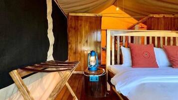 Zimmersafe, Schreibtisch, laptopgeeigneter Arbeitsplatz