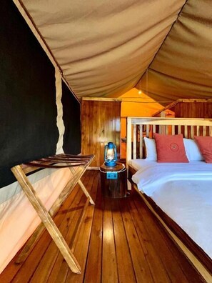 Zimmersafe, Schreibtisch, laptopgeeigneter Arbeitsplatz