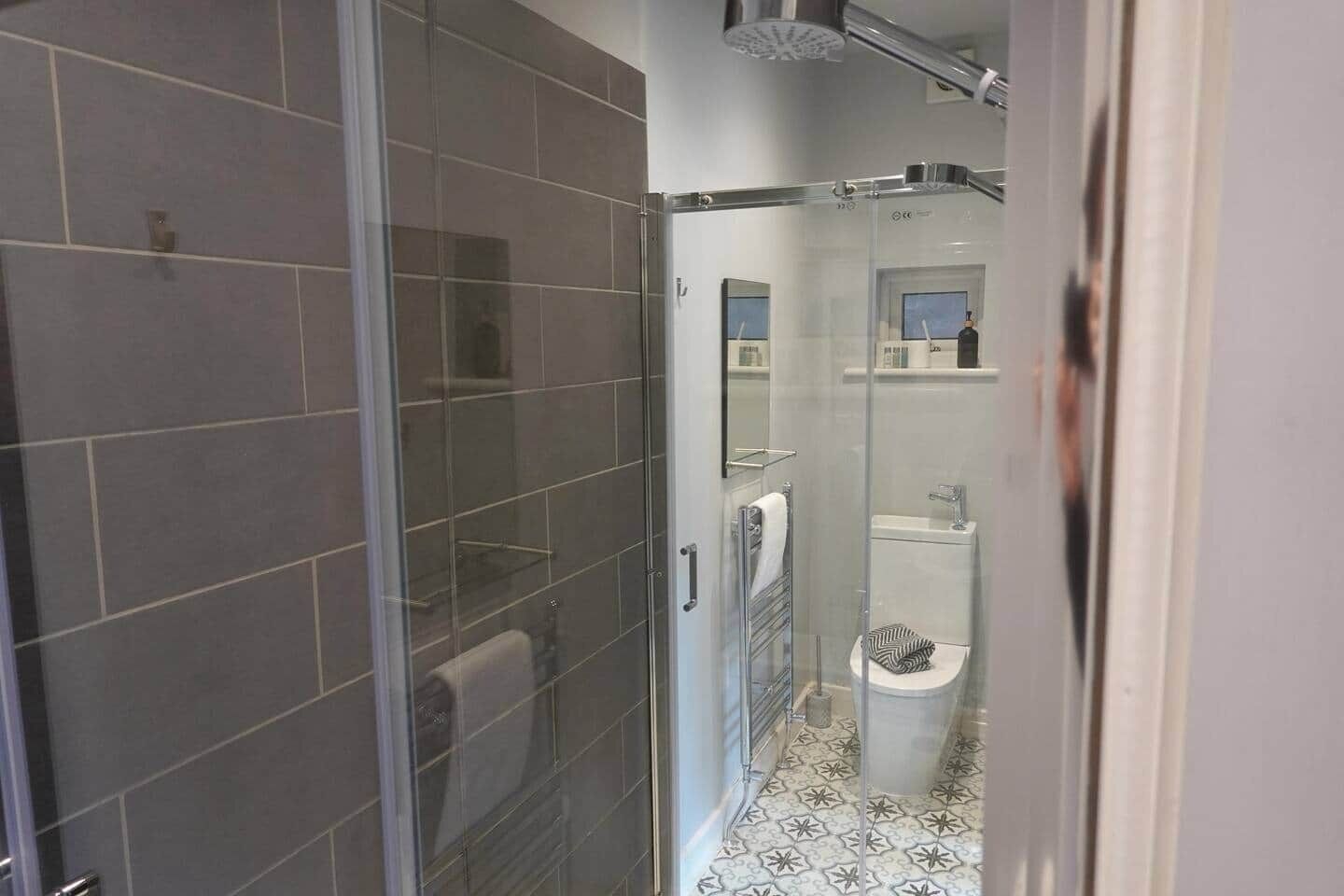 Dusche, Handtücher, Seife, Toilettenpapier