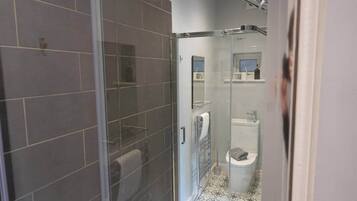 Dusche, Handtücher, Seife, Toilettenpapier