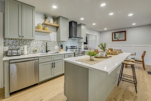 Fridge, microwave, stovetop, dishwasher - Home 1 Mi to Dtwn Cary! Easy Commute to Triangle (Cary)