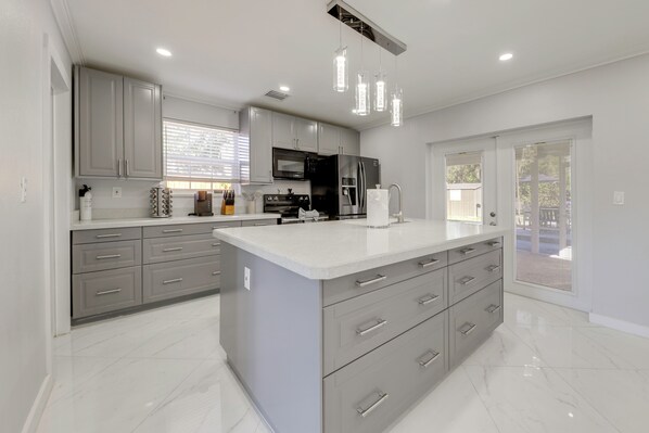 Fridge, microwave, stovetop, dishwasher